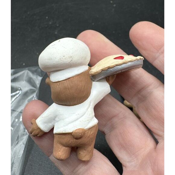 2 Mint Hallmark Valentine's Day Merry Miniature 1989 Teddy Baker & Raccoon -S1R - Picture 6 of 7